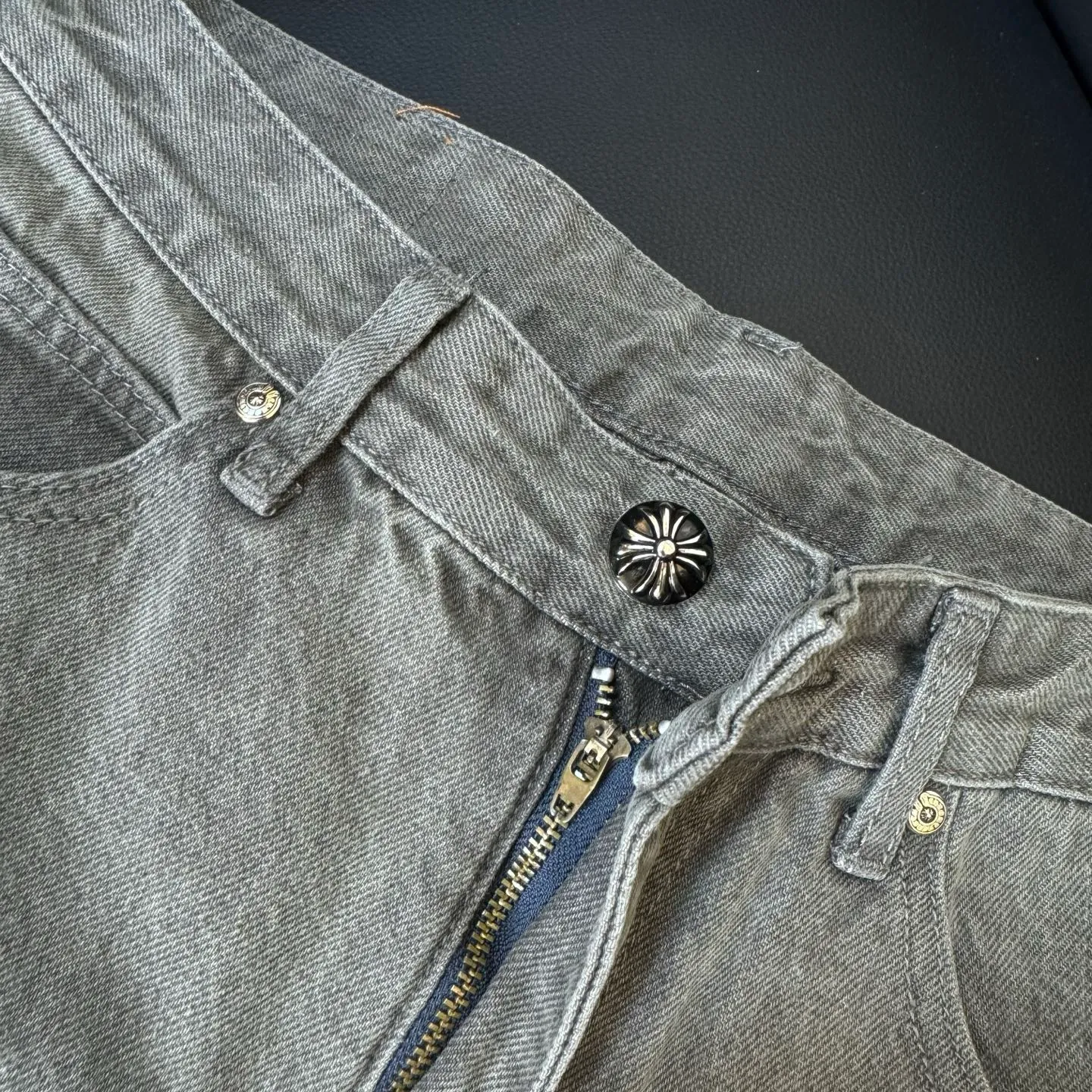 🅿️290 Style No.: D240 Chroe Hets CH Chrome Het Purple Color Block Leather Washed Jeans Ceiling-Level Jeans Hard to Find at the Counter‼ ️ About Zangyin ✅ This is an extremely luxurious fashion brand that can also be called the aristocracy of the high street. It has always been an exclusive brand for some hipsters or the rich second generation. The color of this model is already very eye-catching by using a unique washed material. It is decorated with pink patchwork cross flowers, which cleverly highlights the charm of the brand. Secondly, this model adopts a classic high-waist cut design, which highlights the long legs and fashionable temperament of the upper body. The brand is highly recognizable and the slim-fitting configuration is more suitable for daily wear. The personality will be fashionable and the specifications can be seen at a glance. Materials and technology ✅ Needless to say, this point goes without saying. As an excellent craftsman brand, Zangyin's requirements for details and craftsmanship are really perfect. The washed color of this model has gone through a lot of processes, not to mention the embellishment of the denim appliqués. It is also purely handmade and sewn. Just like what they believe in, only handmade things have soul and have the meaning of wearing. A top-notch heavy-duty fashionable denim item, recommended by both hands‼ ️ Size# 30 32 34 34 (M L